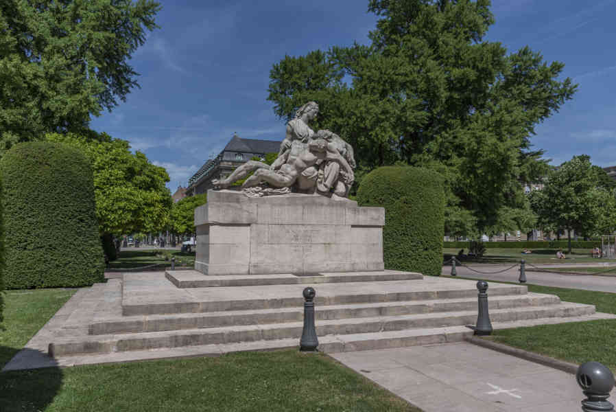 Francia - Alsacia 110 - Estrasburgo - plaza de la República.jpg